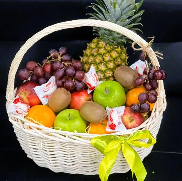 Подарочная корзина с фруктами и конфетами № 3