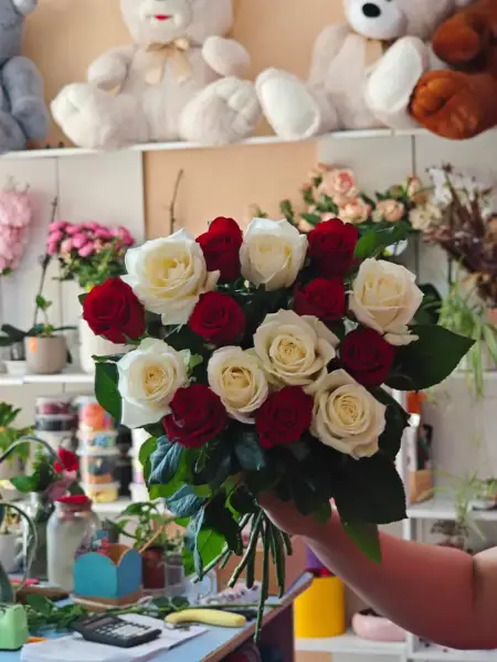 Букет из красных и белых роз под ленту