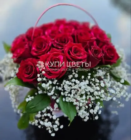 Корзина с красными розами и гипсофилой 
