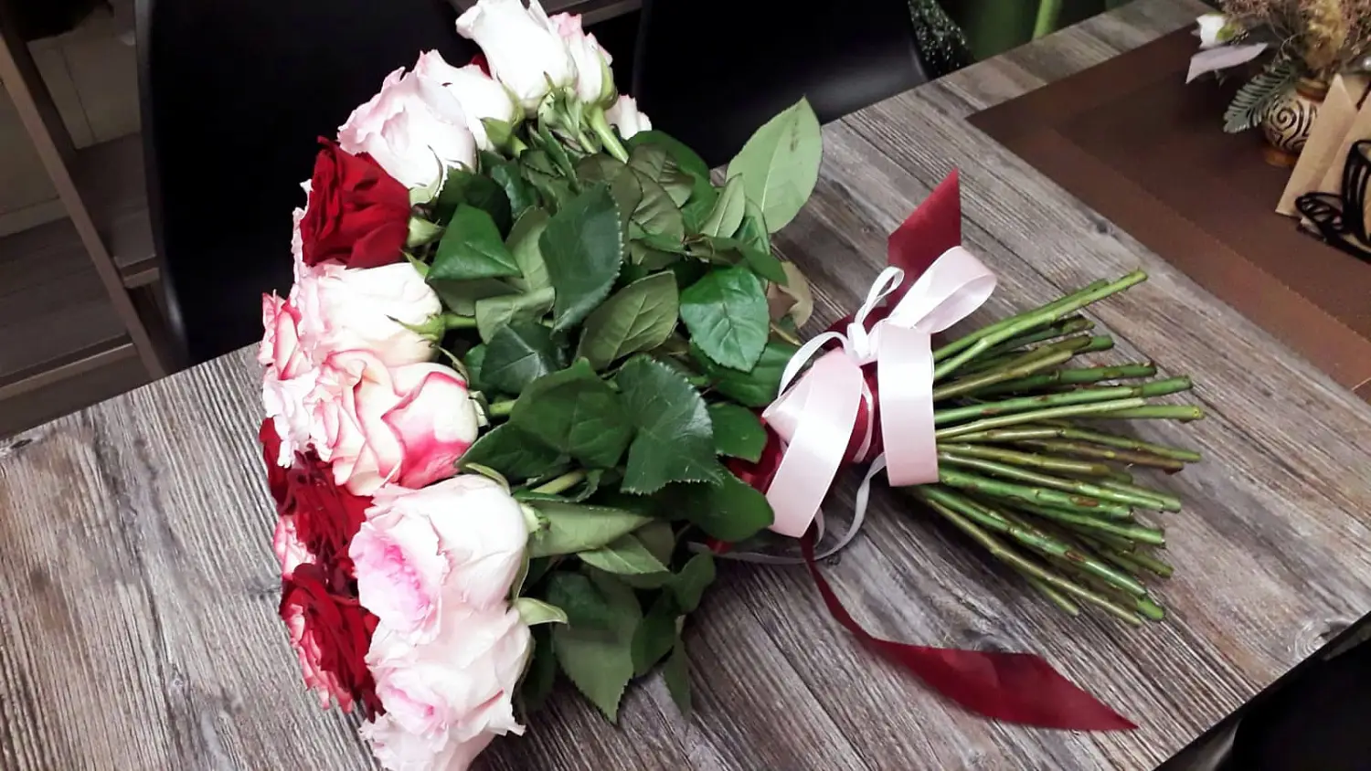 51 красная белая и розовая роза